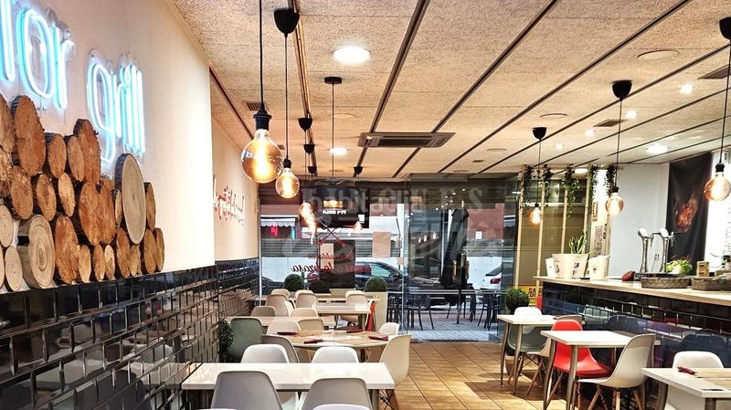 Foto 7c789574-4544-4bdd-b28b-13cc14c17d73. Alquiler local comercial bar en traspaso 45.000 eurossituado en la zona del parque central .consta de 145 m local con entrada a pie de calle. lo en Mataró