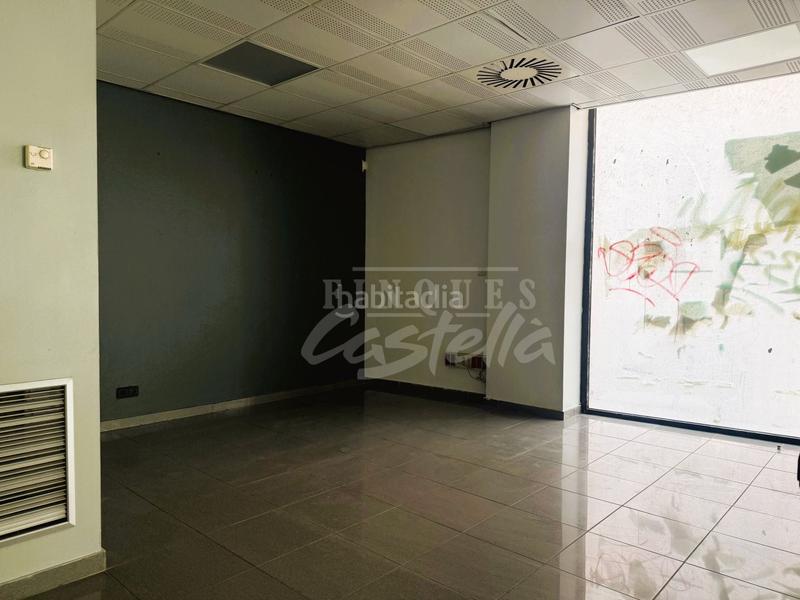 Foto 4a3a5847-d1d6-4660-a3ae-35f010f071af. Alquiler local comercial gran local comercial esquinero en la Havana!situado en la zona más comercial y transitada de la Havana, este magnífico local esqui en Mataró