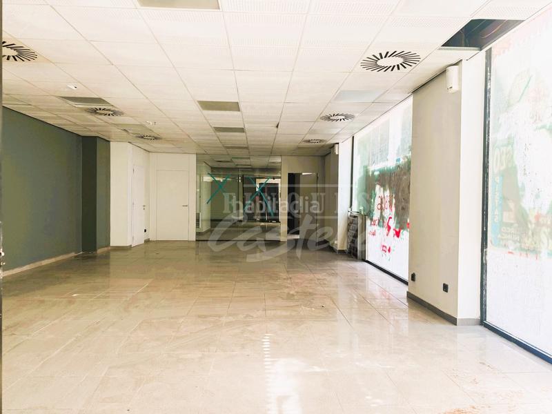 Foto 7509e013-a608-49c9-81c9-1b22281033ac. Alquiler local comercial gran local comercial esquinero en la Havana!situado en la zona más comercial y transitada de la Havana, este magnífico local esqui en Mataró