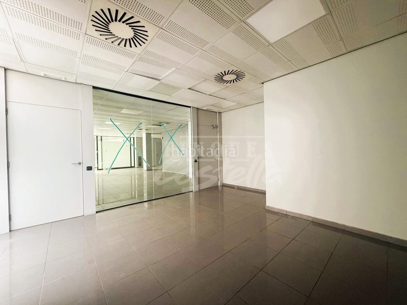 Foto 7abed5fa-f524-4517-90ec-d5d8ad5b06e8. Alquiler local comercial gran local comercial esquinero en la Havana!situado en la zona más comercial y transitada de la Havana, este magnífico local esqui en Mataró