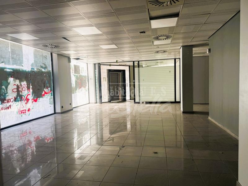 Foto 8a2eb4f7-abeb-4a86-8b48-5bf55fe142bc. Alquiler local comercial gran local comercial esquinero en la Havana!situado en la zona más comercial y transitada de la Havana, este magnífico local esqui en Mataró