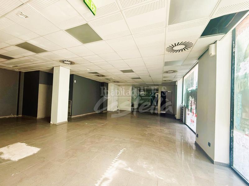 Foto a0af91a2-672e-45c3-8ddd-1f1bac9c16c6. Alquiler local comercial gran local comercial esquinero en la Havana!situado en la zona más comercial y transitada de la Havana, este magnífico local esqui en Mataró