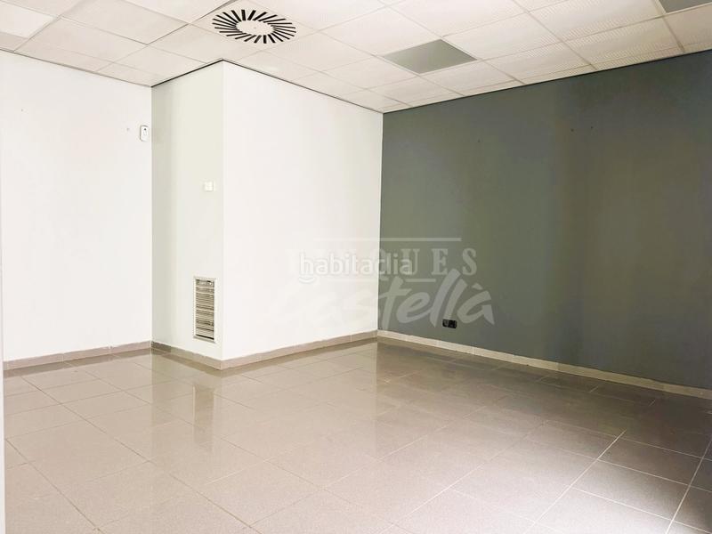 Foto f0ff25a3-5854-4587-b06b-eb61f7326b7d. Alquiler local comercial gran local comercial esquinero en la Havana!situado en la zona más comercial y transitada de la Havana, este magnífico local esqui en Mataró