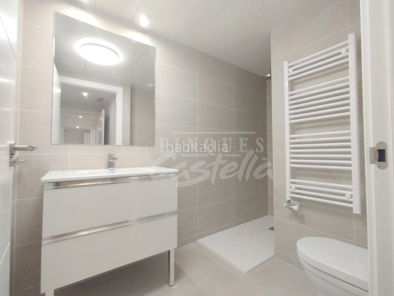 Foto c96421f6-d3fc-4b2c-a9fb-e253b63a63d4. Alquiler piso te imaginas vivir en un piso de obra nueva, exclusivo en el corazón de habana, a solo 5 minutos de la playa? esta vivienda de 97 m en Mataró