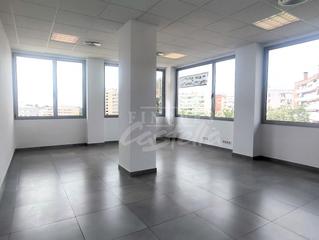 Miete Büro in Via Europa - Parc Central. Luminoso  local en primer piso en mataró  zona de via europa  lo