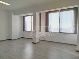 Lloguer Oficina a Centre. Oficina muy soleada situada en la zona centro de mataró.consta d