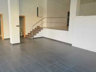 Lloguer Local Comercial a Centre. Disponible agosto 2026local comercial esquinero en el centro de