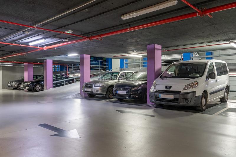 Foto aee7ebc8-3a0b-48ff-b539-2db736f0fb8d. Alquiler parking coche en calle carreras candi 62-6 en Barcelona