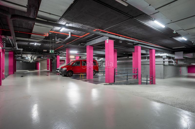 Foto bcc62cd7-1a47-4363-8b84-e7fbd70cefb6. Alquiler parking coche en calle carreras candi 62-6 en Barcelona