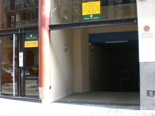 Rent Car parking in Calle viladomat 134