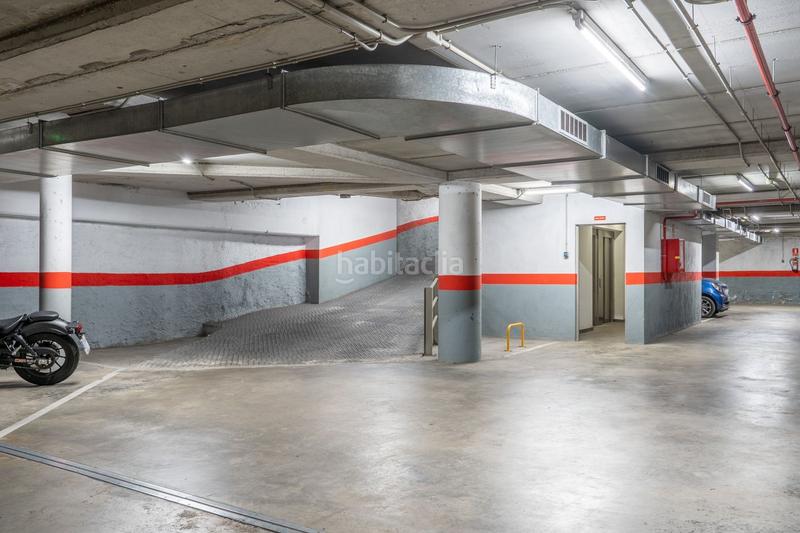 Foto 41d9d7fb-77a2-42ae-bdd9-1c9c1d4aa773. Alquiler parking moto en calle ernest lluch 15 en Hospitalet de Llobregat (L´)