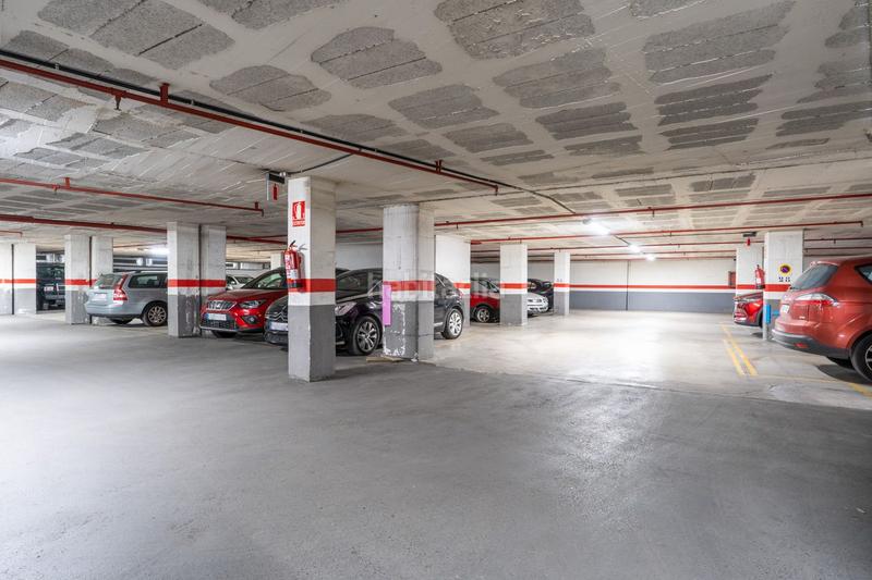 Foto 7fe8198a-068d-4385-a20e-0848d6355b56. Affitto posto auto in calle enamorats 101 in El Camp de l´Arpa del Clot Barcelona