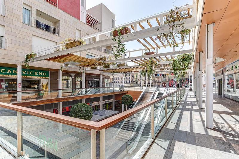 Foto ef8713b7-cf46-4a45-951c-50c985ea5082. Alquiler local comercial en calle raval del pallol 1 en Reus