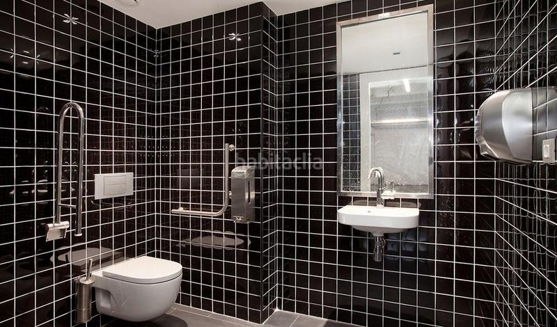Foto 1df382a8-5db8-4b05-9173-846478c6b123. Alquiler local comercial en calle calabria 169 en Barcelona