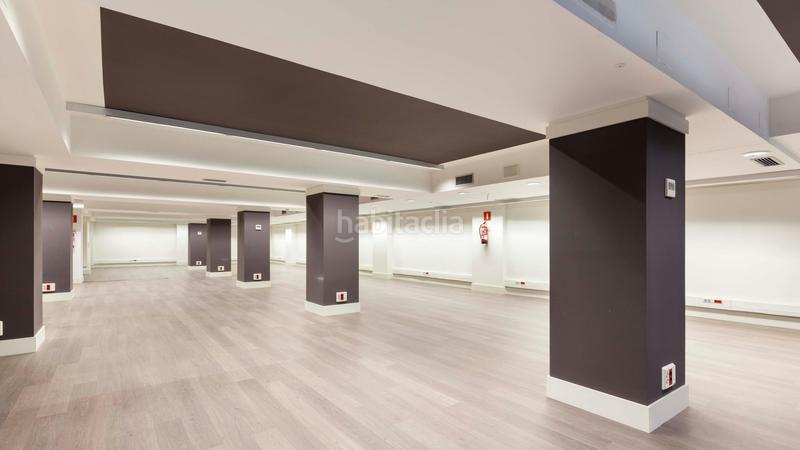 Foto 330562a8-e665-4596-9b8b-d8a9459335dd. Alquiler local comercial en calle calabria 169 en Barcelona