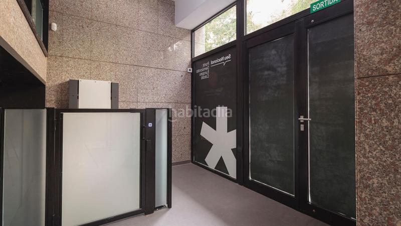 Foto 9132fa14-a61f-4644-9d0d-f742186dc42d. Alquiler local comercial en calle calabria 169 en Barcelona