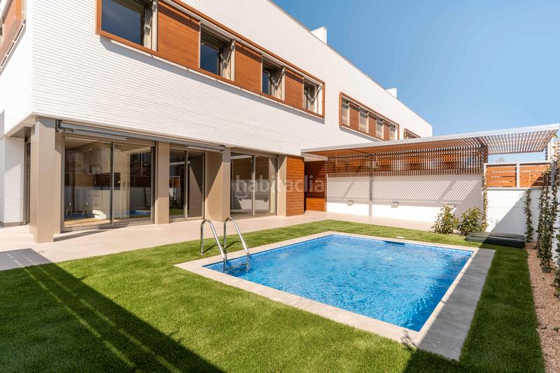 Foto fa9ab702-3c70-474b-9f89-ced9f3b92114. Rent semi detached house 313m<sup>2</sup> in carrer del poble amazic 67 in Sabadell