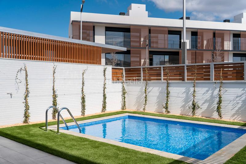 Foto e2362a64-2469-40a8-99c9-add94a592feb. Rent semi detached house 303m<sup>2</sup> in carrer del poble amazic 67 in Sabadell