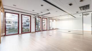 Rent Office space in Calle valencia 309