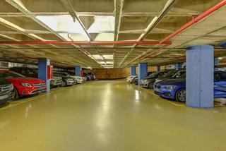 Rent Car parking in Calle cister 10