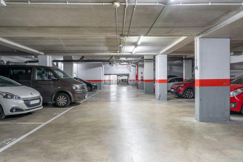 Foto 49a63e28-8cce-4926-8420-9b1bc16d36e5. Alquiler parking coche en calle ernest lluch 15 en Hospitalet de Llobregat (L´)
