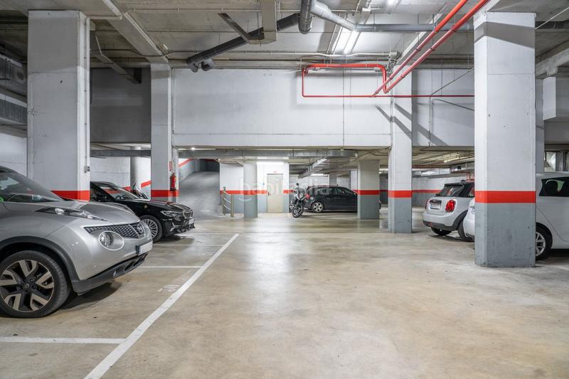 Foto c1b31852-6a38-458e-8eb7-cbf07bdfd647. Alquiler parking coche en calle ernest lluch 15 en Hospitalet de Llobregat (L´)