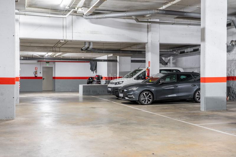 Foto d613c2f1-c220-4695-9cc4-5078e2c7434c. Alquiler parking coche en calle ernest lluch 15 en Hospitalet de Llobregat (L´)