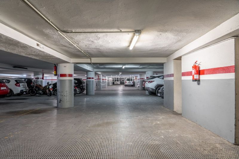 Foto a6f6b352-024b-463d-9561-ec16c34ca360. Rent car parking in calle in Sant Antoni Barcelona