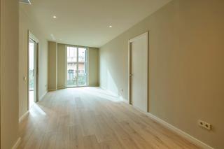 Rent Flat in Carrer de valència 595