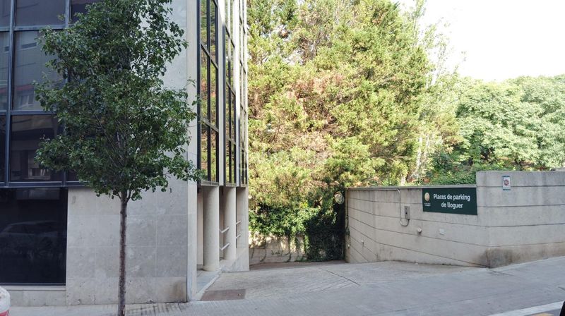 Foto 4ebfb60f-8fbf-4113-bc5c-0fcb57a3f887. Lloguer aparcament cotxe a calle tomas breton 32 a Esplugues de Llobregat