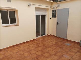 Location Rez-de-chaussée  Carrer de sant benet 60. Planta baja con entrada independiente con patio
