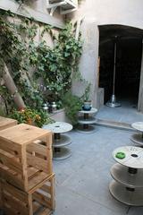 Location Local commercial à Carrer de sant benet 68. Local  de 150m con pequeño patio