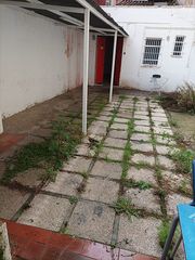 Alquiler Local Comercial en Ronda de la república 88. Local con salida de humos y patio trasero