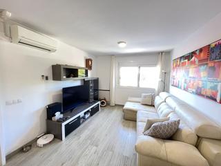 Duplex in Sant Jaume d´Enveja. Dúplex con gran terraza, piscina comunitaria y plaza de parking