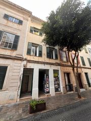 Edificio in Centre Històric. Edificio de viviendas y local comercial en pleno centro de mahón