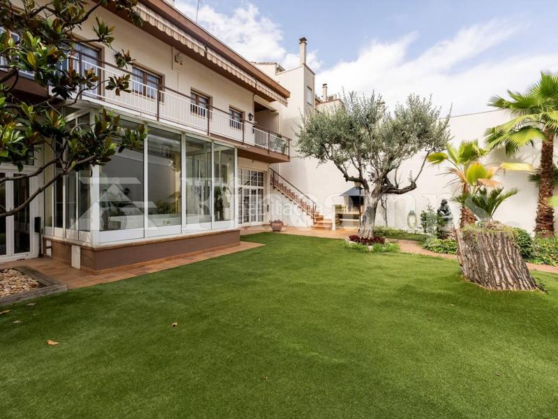 Foto 0a12ac60-1dcb-40b2-aa92-18aa47b5acd1. Casa propiedad señorial con facha modernista en Centre Sabadell