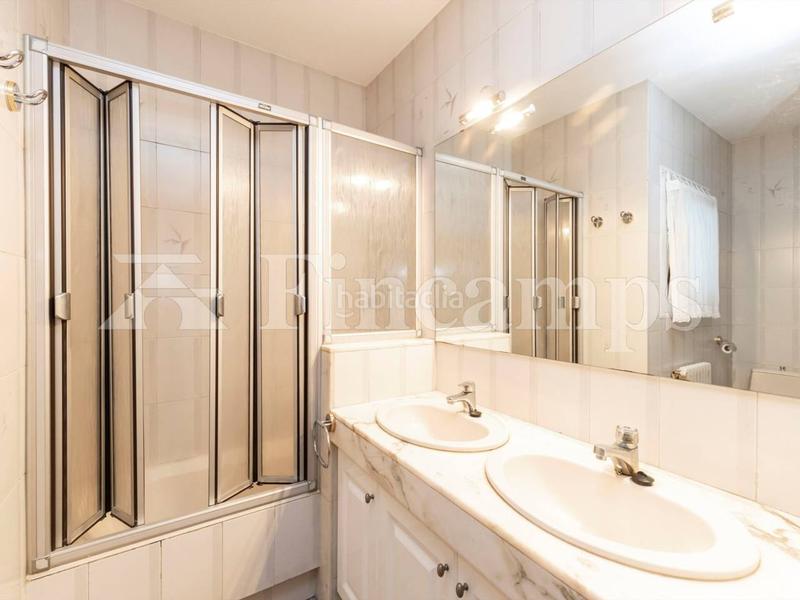 Foto 0a5fabc7-0b1c-4fbb-9657-dbf1c56a2975. Casa propiedad señorial con facha modernista en Centre Sabadell