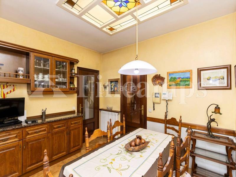 Foto 1a02cd3d-e8b2-4857-a77d-7fbe37eec53c. Casa propiedad señorial con facha modernista en Centre Sabadell