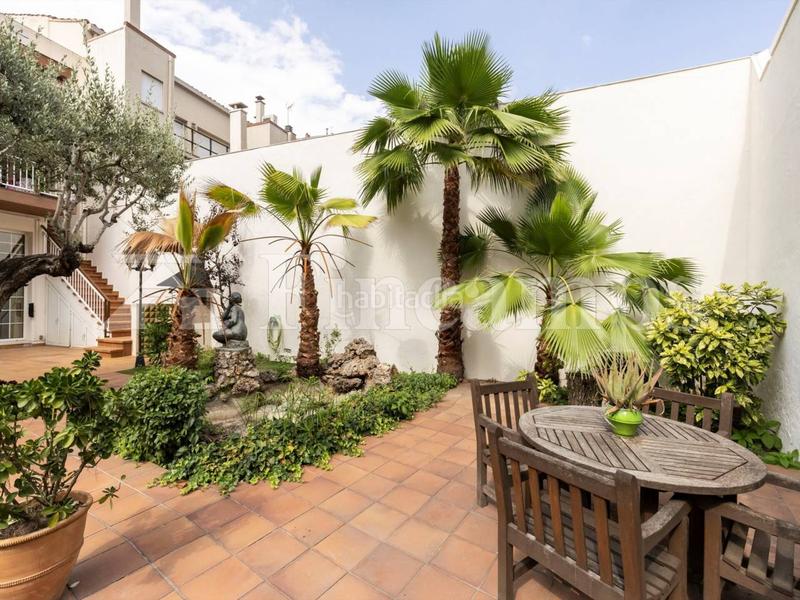 Foto 333a5733-2d08-4ee2-a68f-57b49f15dc83. Casa propiedad señorial con facha modernista en Centre Sabadell