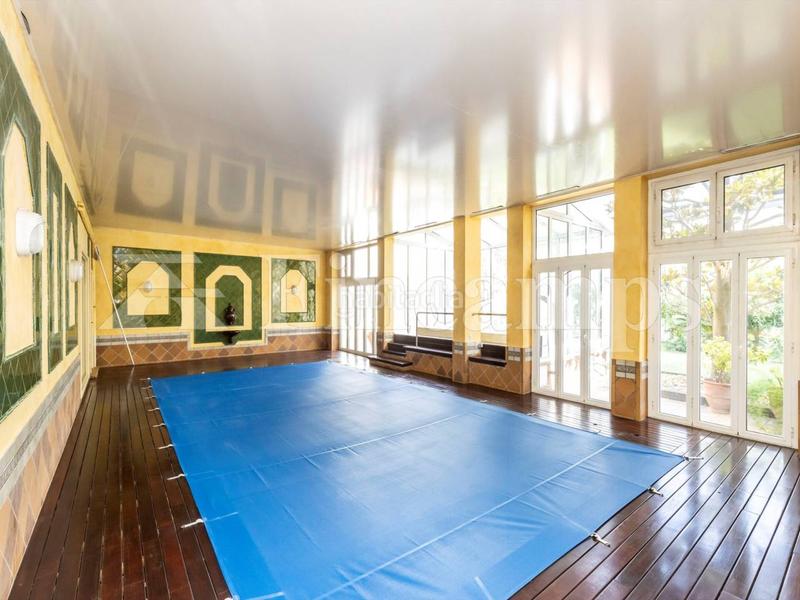 Foto 3cc438ee-074b-4620-bff6-05511b9ebb99. Casa propiedad señorial con facha modernista en Centre Sabadell