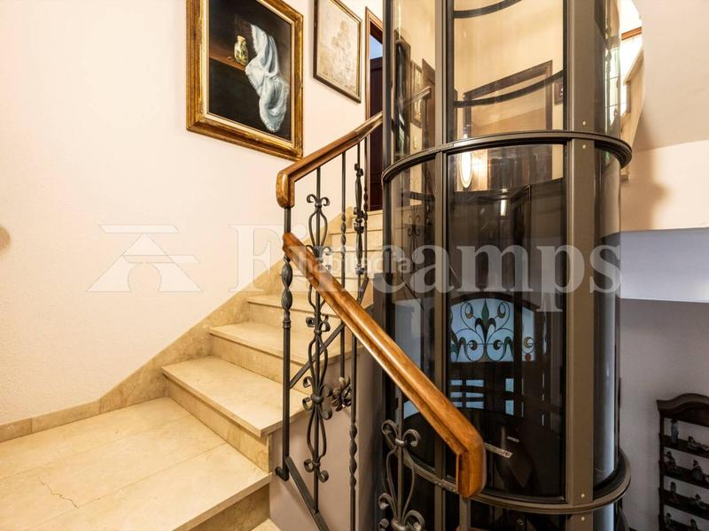 Foto 4f203e37-c38c-4c05-b6fd-8933aa79ce50. Casa propiedad señorial con facha modernista en Centre Sabadell