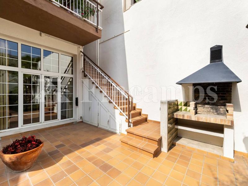 Foto 75e59c8f-fad7-49fa-83c4-c83a990875a4. Casa propiedad señorial con facha modernista en Centre Sabadell