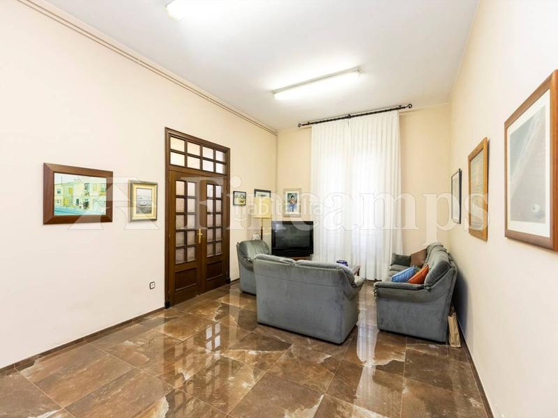 Foto 7c66eb61-476f-4506-a985-91d52d6a9240. Casa propiedad señorial con facha modernista en Centre Sabadell