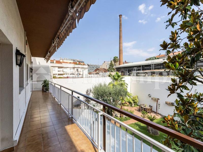 Foto 95caea61-dbce-4832-9a99-aff124e879f1. Casa propiedad señorial con facha modernista en Centre Sabadell