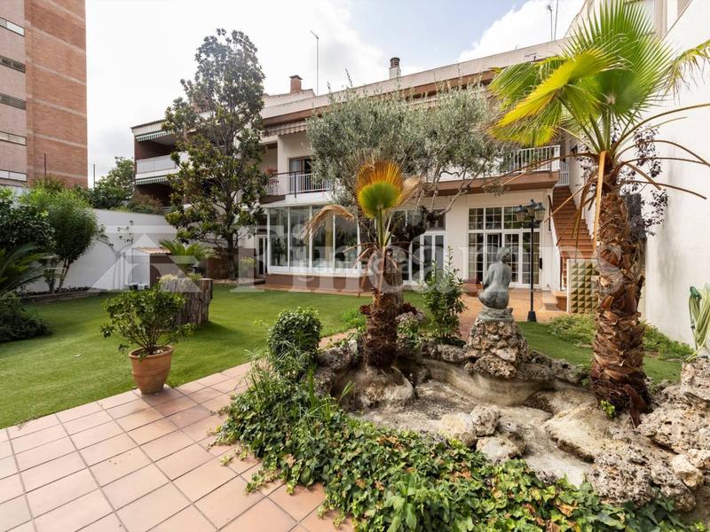 Foto b46911dd-6936-498a-9739-b1365fc9188a. Casa propiedad señorial con facha modernista en Centre Sabadell
