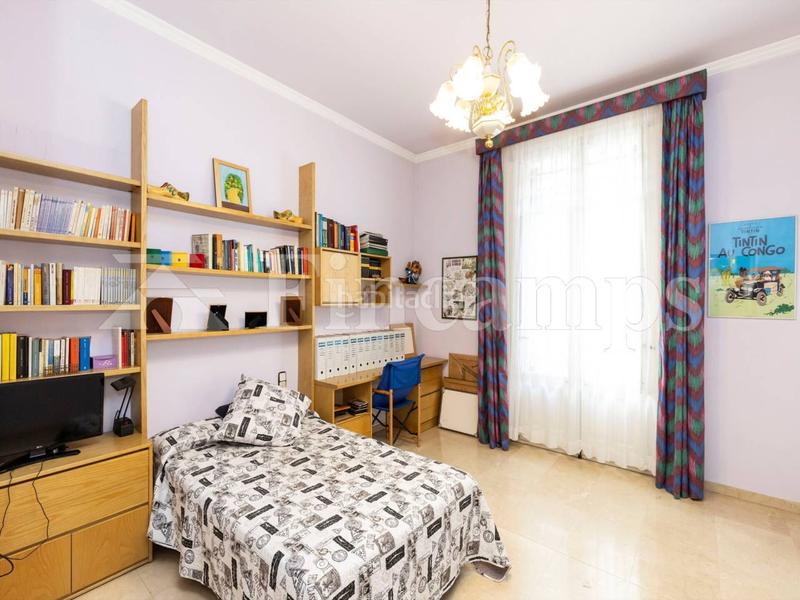 Foto bcb5f870-6790-48dd-ba98-162c366b2f1a. Casa propiedad señorial con facha modernista en Centre Sabadell