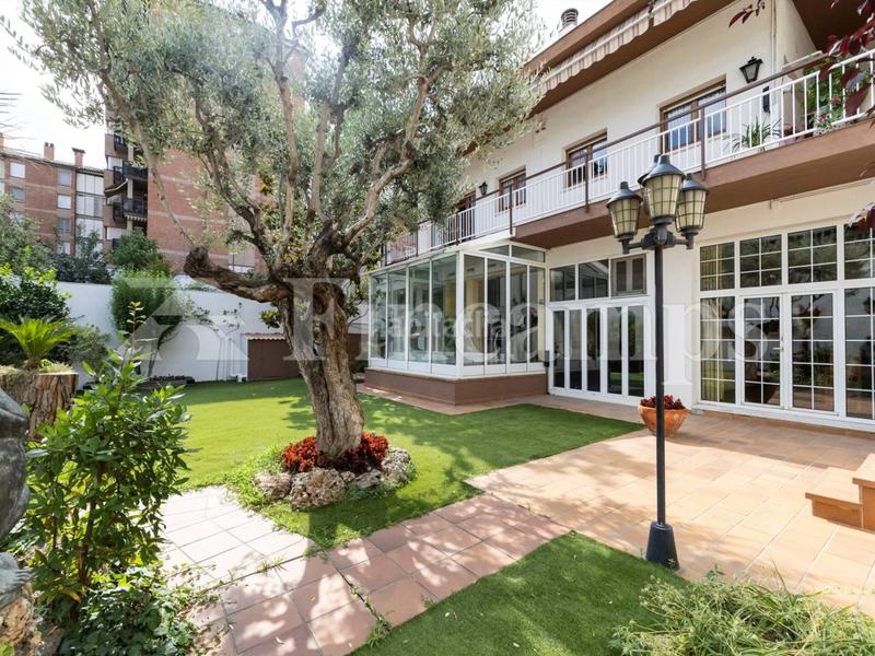 Foto e0248e3e-77a5-4419-967e-449389a9c196. Casa propiedad señorial con facha modernista en Centre Sabadell