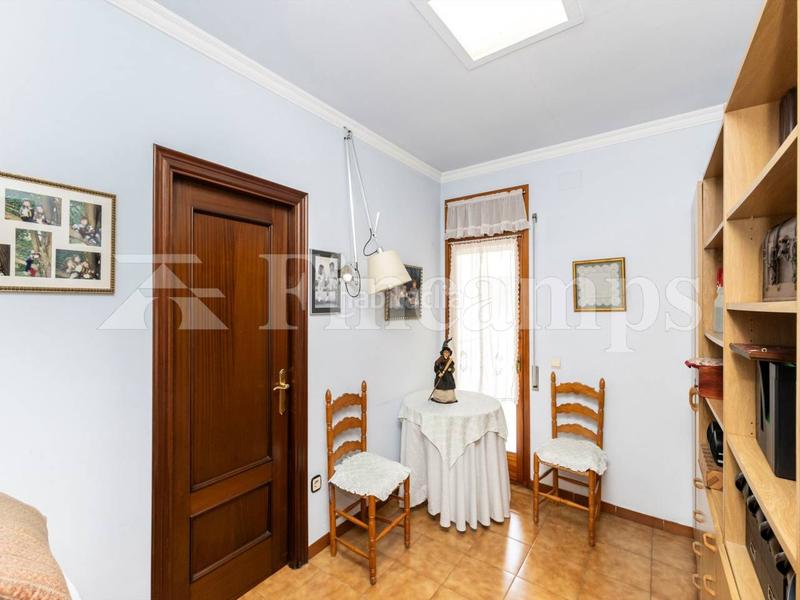 Foto edaade20-8c99-4902-95f6-84dd4c5f12d4. Casa propiedad señorial con facha modernista en Centre Sabadell