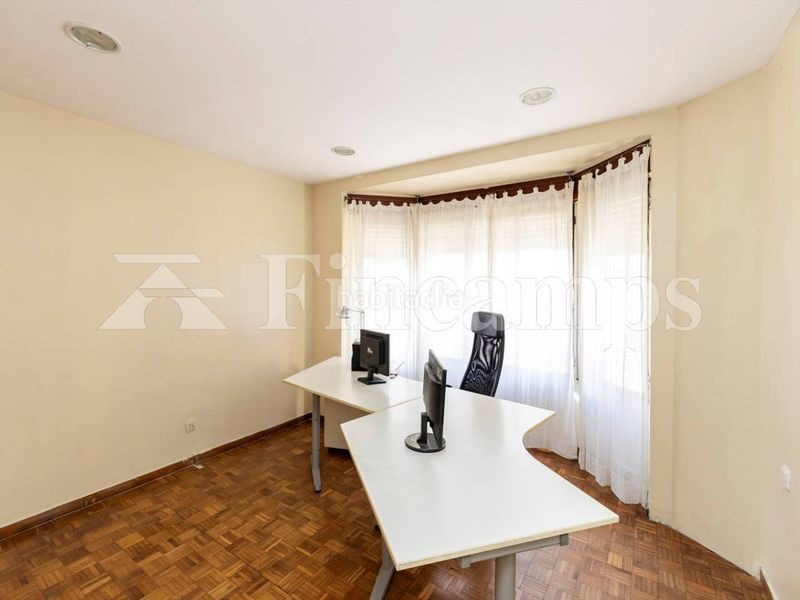 Foto 4d766938-b7d3-4b59-892a-f94d26743e29. Casa amb calefacció aparcament a Centre Sabadell