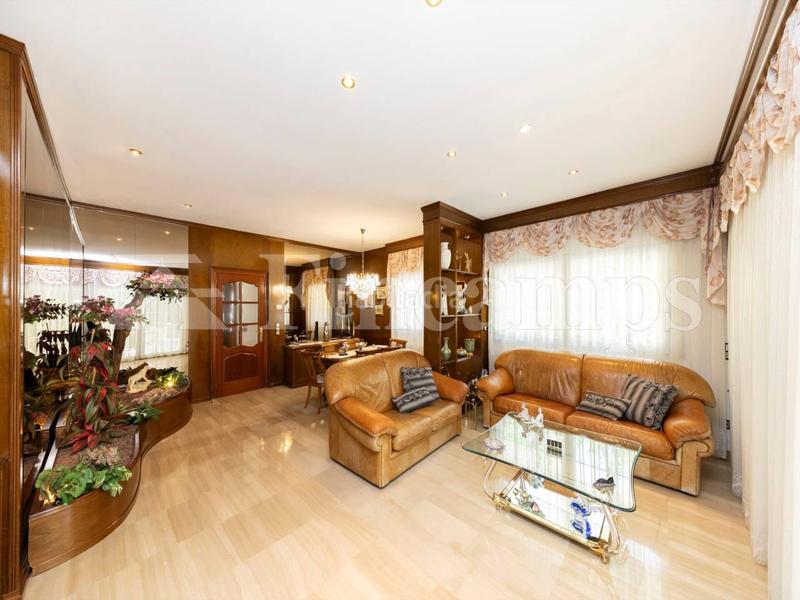 Foto ee265b4f-3f57-47c1-8696-172c9d2099d7. Casa amb aparcament piscina a Castellarnau Sabadell